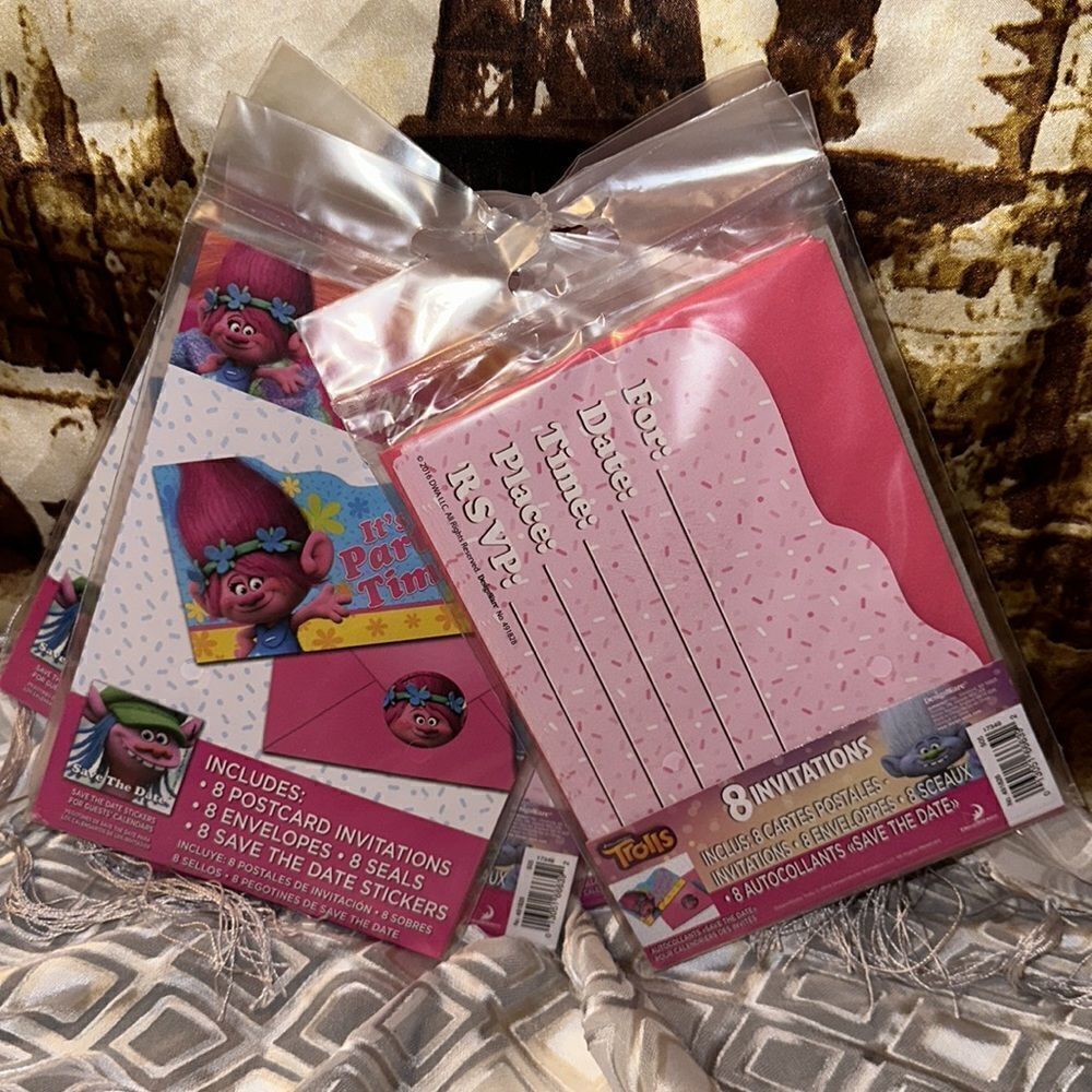 Trolls Pack of 8 Party Invitations with Envelopes